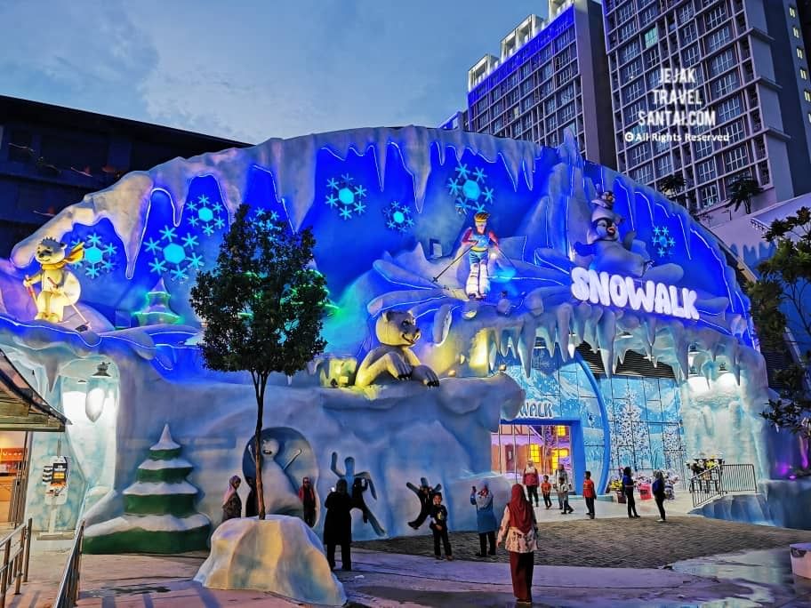 Snowalk i-Citتجربة شتوية فريدة في قلب ماليزيا! Snowalk i-City يأخذك إلى عالم جليدي رائع وسط الأجواء الاستوائية.