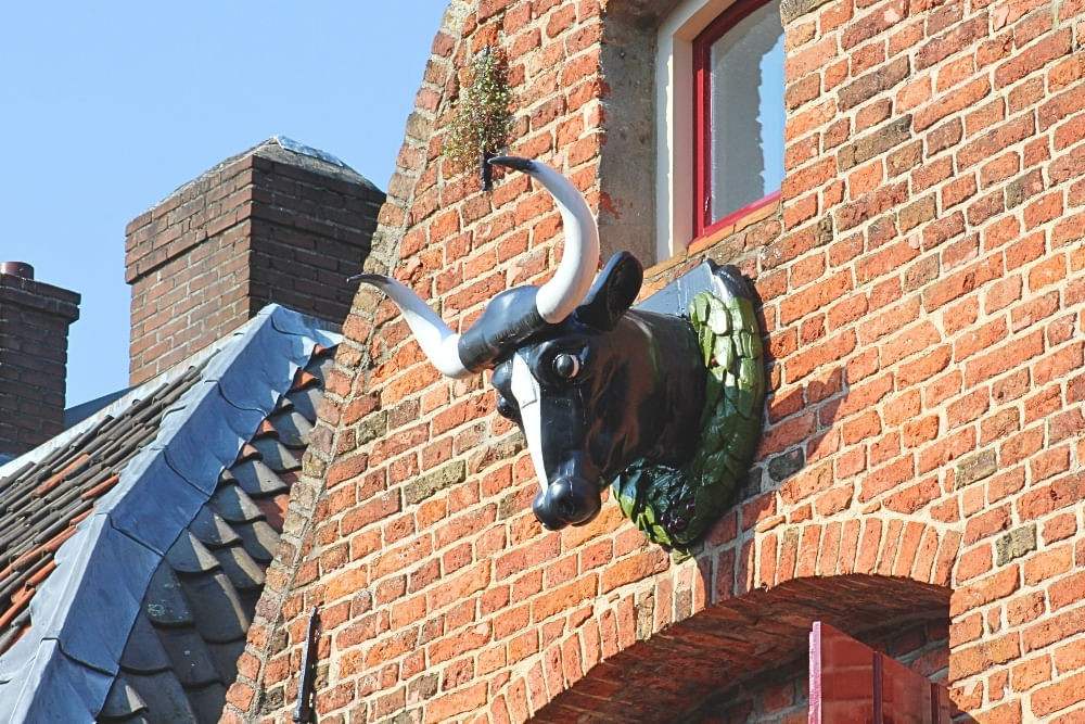 Hidden statue of a cows head during the outdoor detective tour Utrecht. 