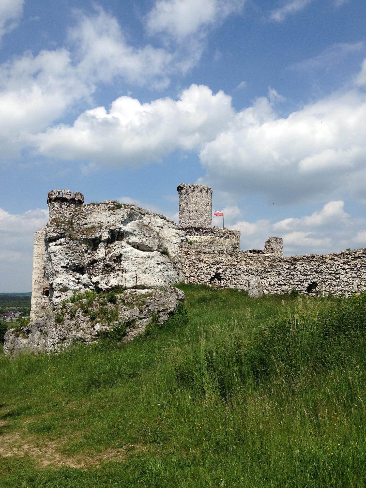 Ogrodzieniec Castle panoramic view — medieval ruins on limestone hill, Polish Jura