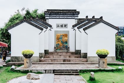 Hangzhou West Lake Traditional Costume Experience Private Tour