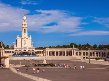 Private Full-Day Tour of Fátima, Óbidos, Batalha & Nazaré
