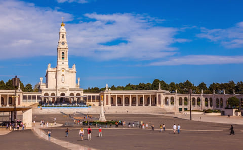 Private Full-Day Tour of Fátima, Óbidos, Batalha & Nazaré