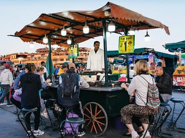 Marrakech Night Tour – Lantern-Lit Medina Discover the glowing heart of Marrakech by night as lanterns illuminate the narrow alleys of the historic medina.
