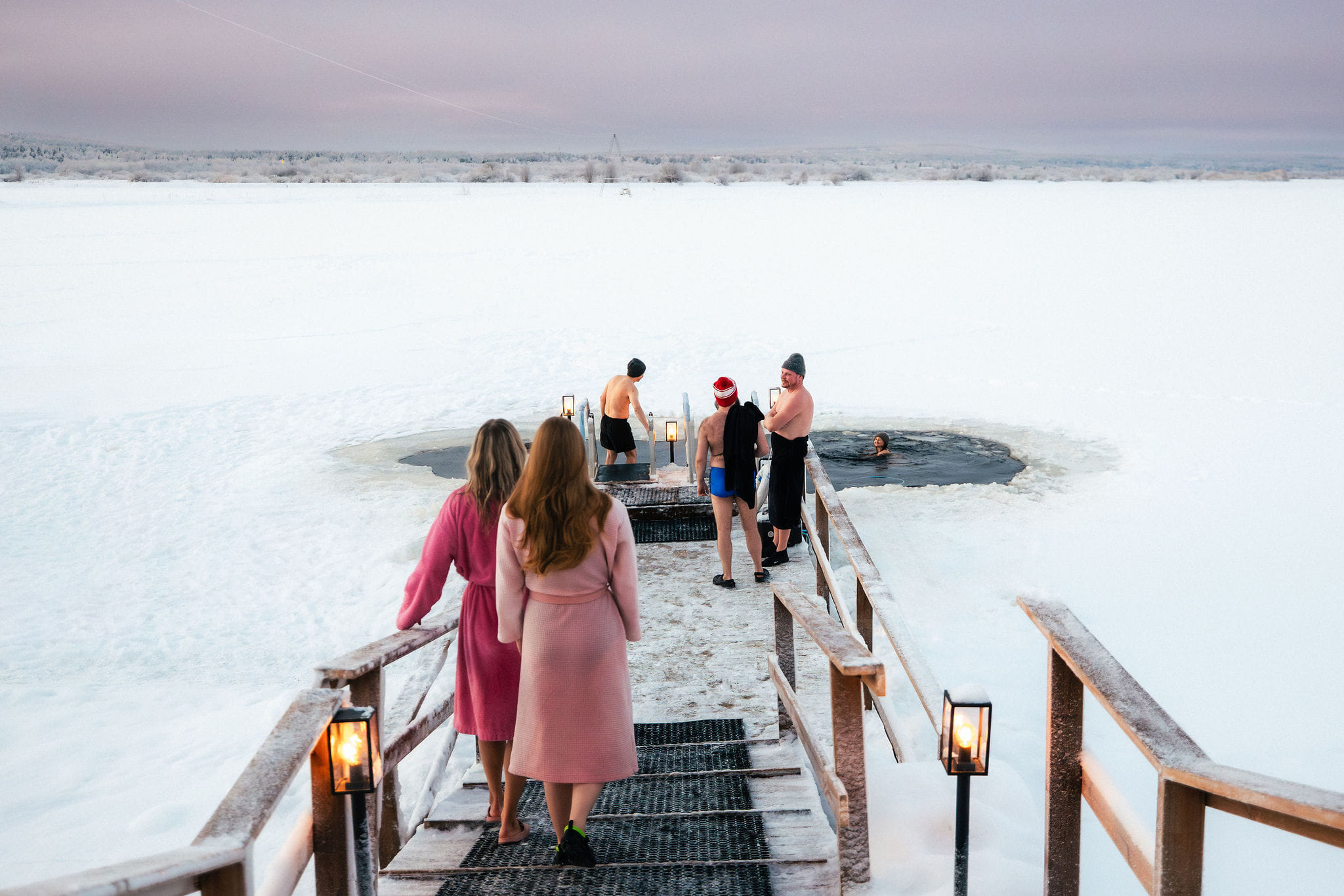 people going to an ice plunge