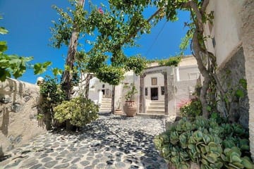 Private Santorini Tour: Traditional Village and Wine Museum