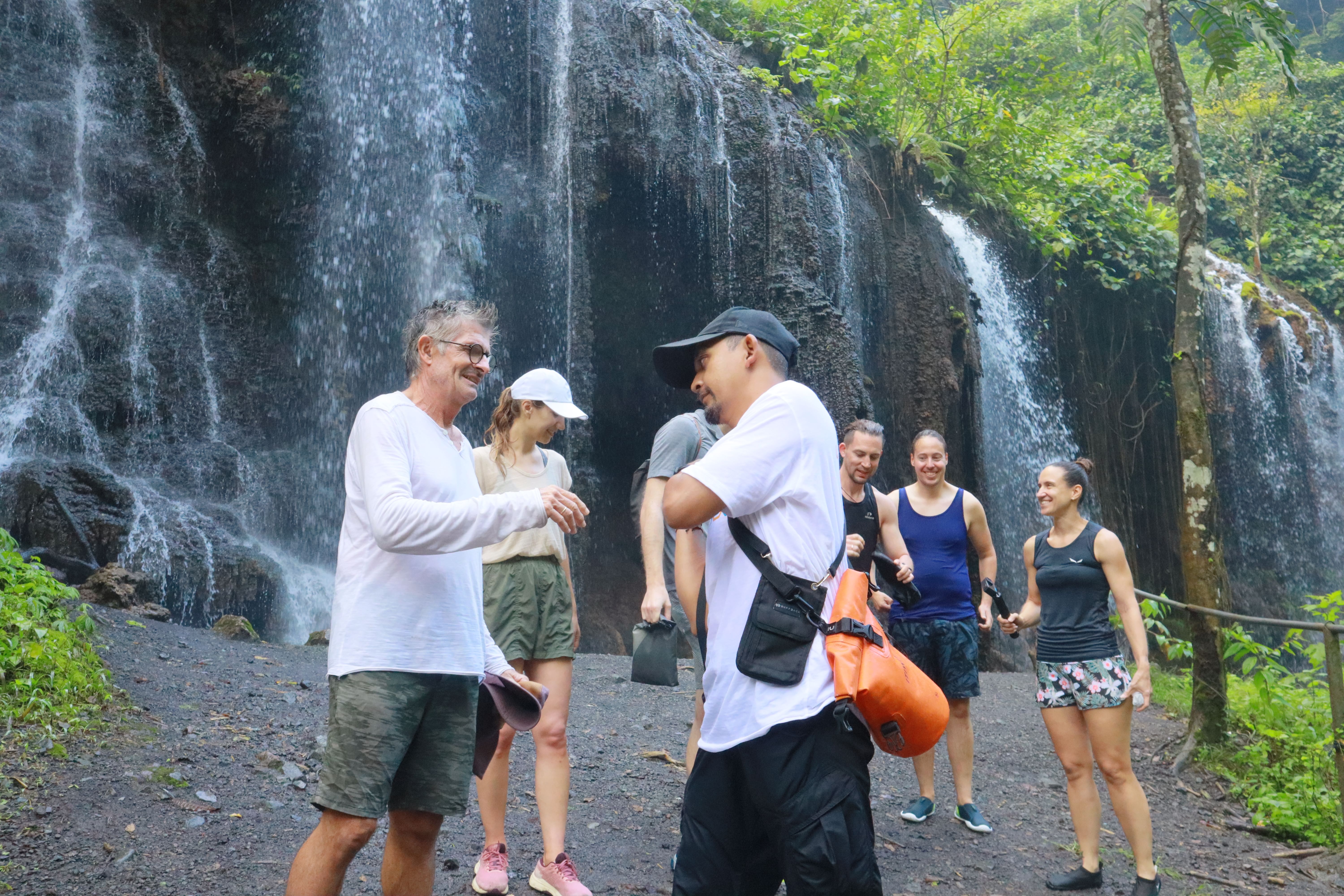 프로볼링고 출발: 툼팍 세우 폭포 & 보로부두르 프람바난 가이드 투어