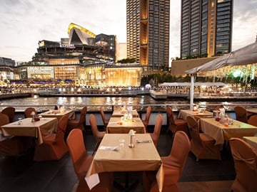 Chaophraya River Dinner Cruise with Scenic Views in Bangkok