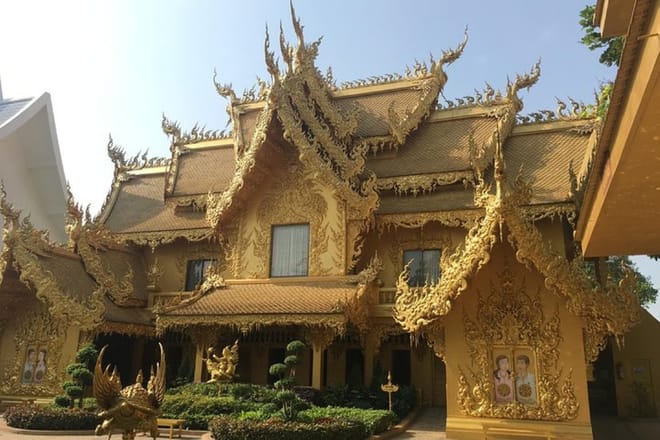 Chiang Mai-Chiang Rai: White-Blue Temple-Black Musuem-Golden Triangle-Boat Trip Mekong River-Karen Village 9