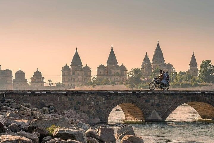 Ancient Caves, Forts, Taj & Temples Expedition