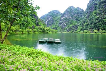 Ninh Binh Daily Tour: Hoa Lu – Am Tien Cave- Trang An boat ride