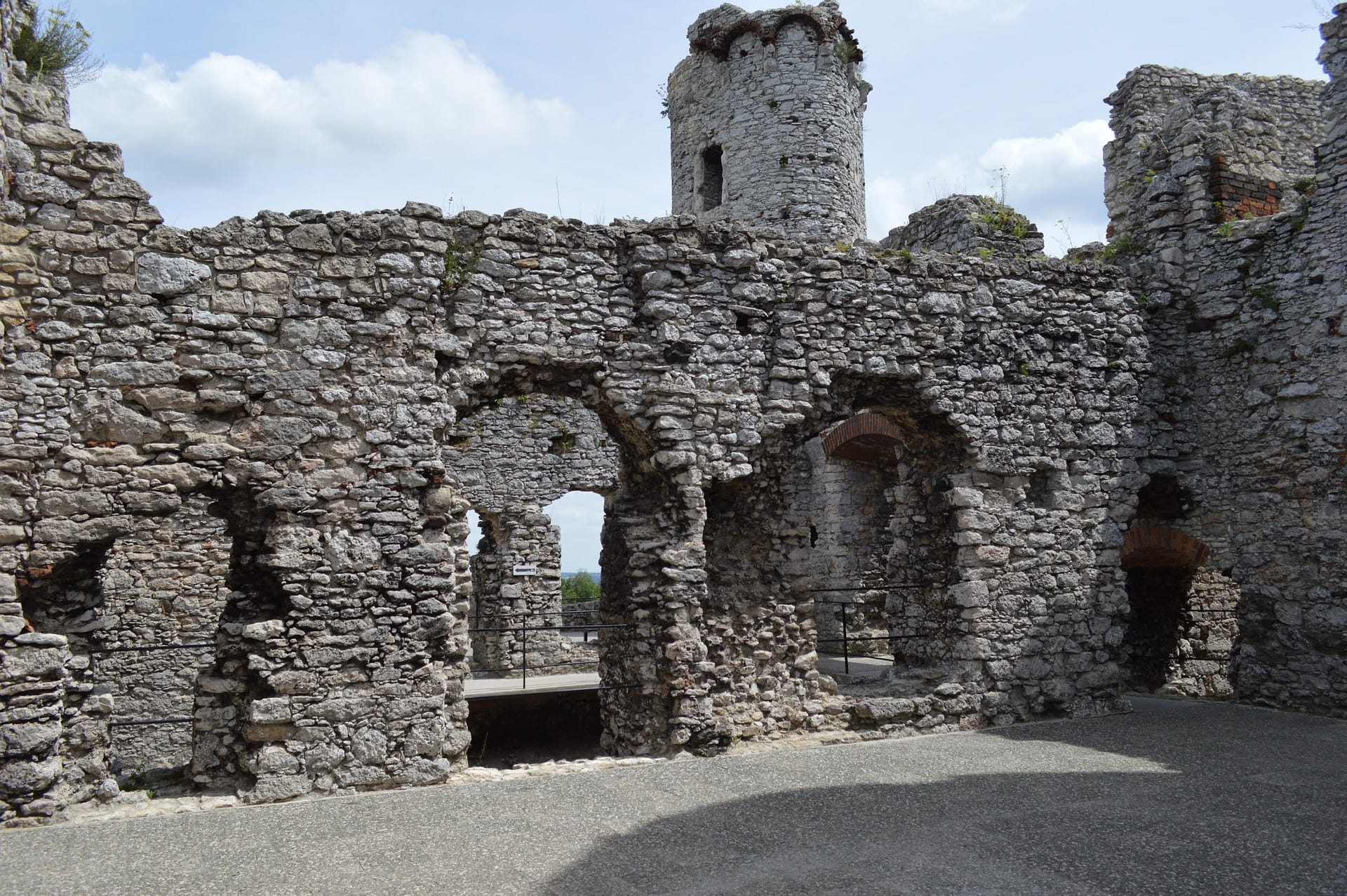 Ogrodzieniec Castle ruins — stone walls and open sky, Kraków–Częstochowa Upland