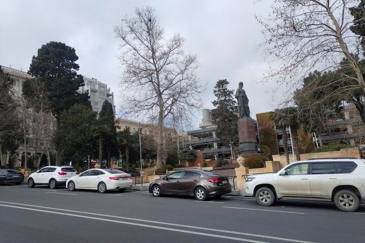 Photo tour- Photograph tour-Baku city tour-Palace of the Shirvanshahs-Baku Ferris Wheel-Fountain Square-Highland Park-city crowd baku