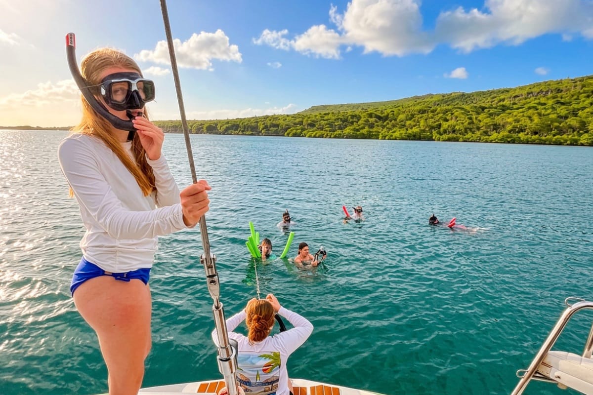 Family enjoying Fuik Bay during snorkeling tour by Maxie Sailing in Curacao