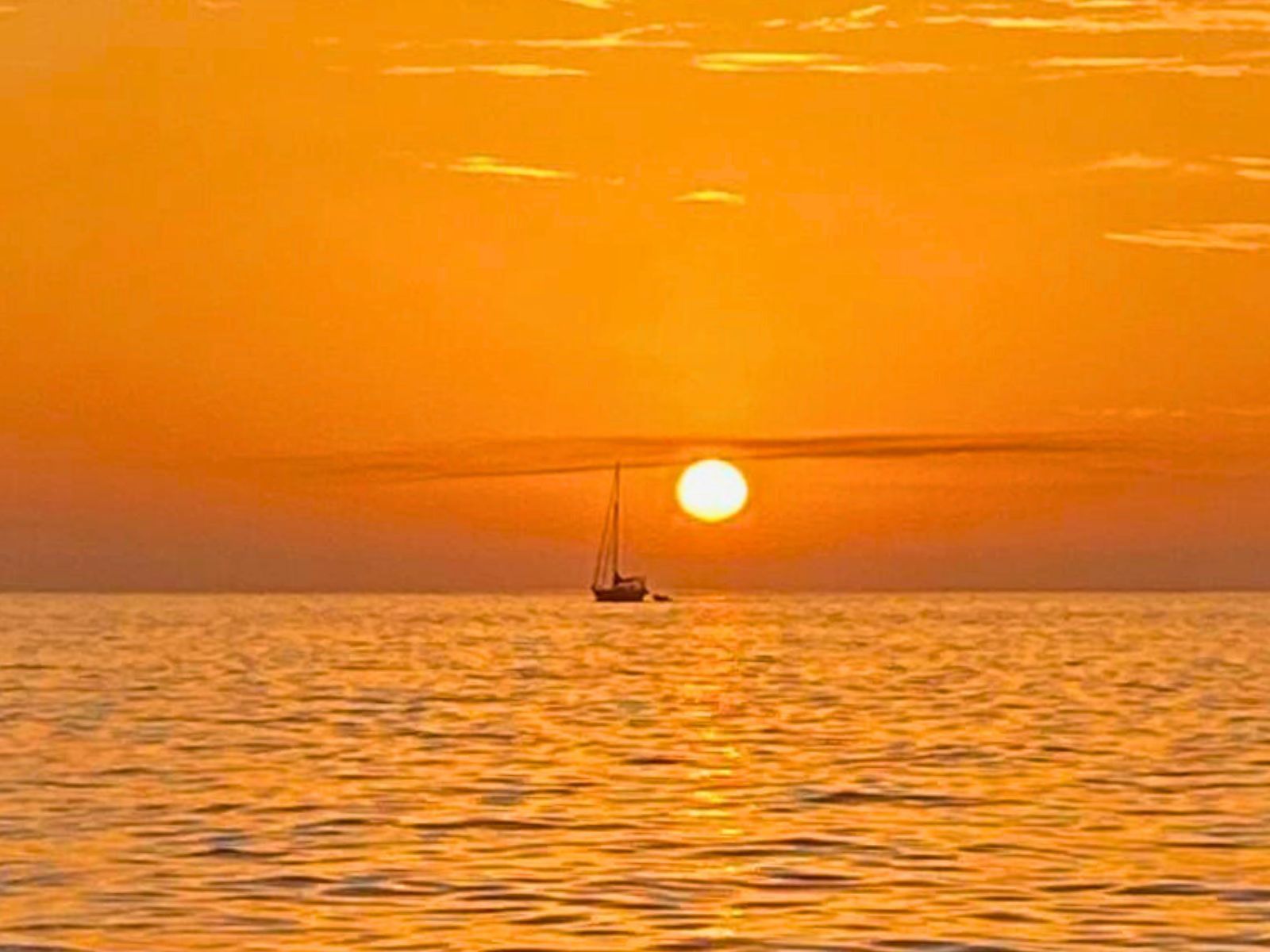 Imagen de una puesta de sol vista desde nuestro barco fondeado en las Playas de Papagayo.