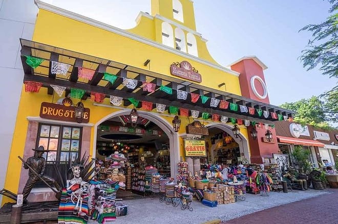 Playa del Carmen Shopping Tour Fifth Avenue and Mamitas Beach Club photo 2
