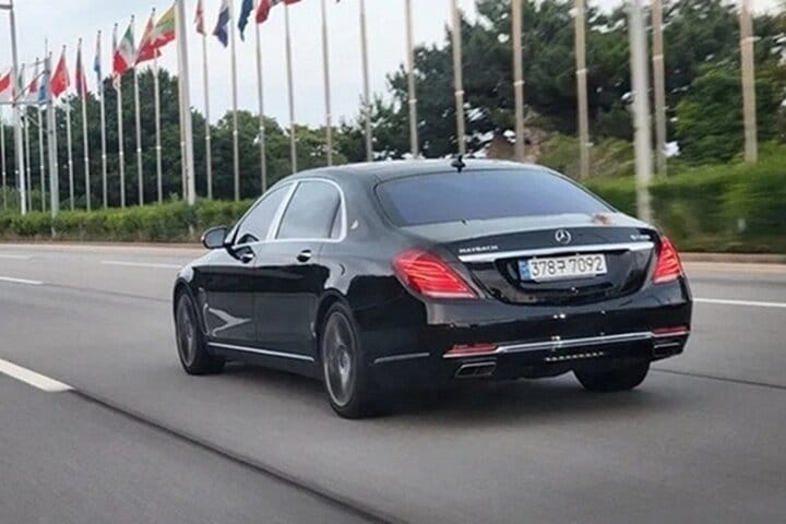 Hero: Maybach with guests, chauffeur