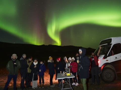 Northern Lights with Photo, Pastries and Hot Cocoa - 4x4 Tour from Reykjavík