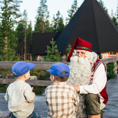 Yksityinen tapaaminen Joulupukin kanssa Rovaniemellä kesällä