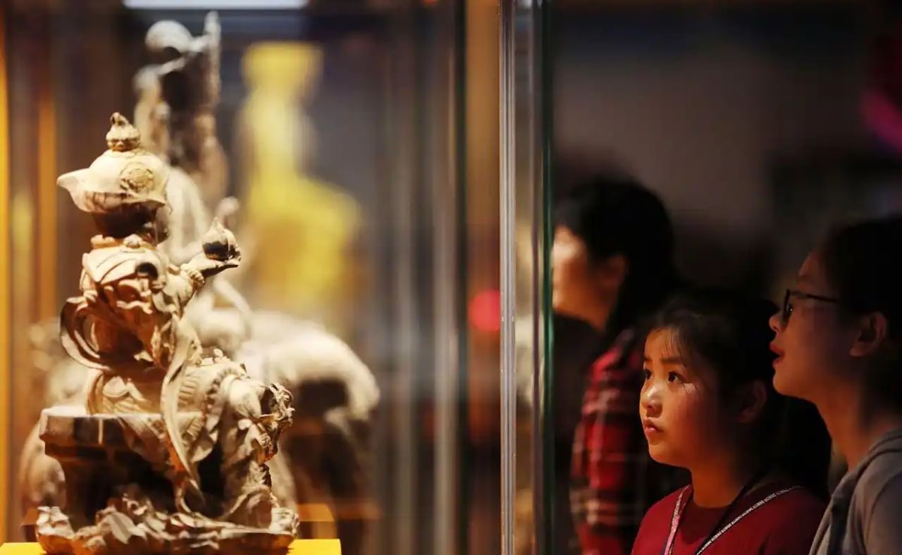 Tourists are watching