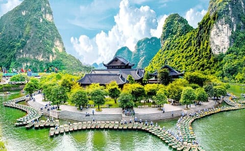 Luxury Day Tour of Ninh Binh: Hoa Lu and Trang An Adventure