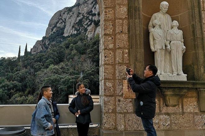 Private tour to Montserrat. The most complete tour, Cable car &amp; meal included