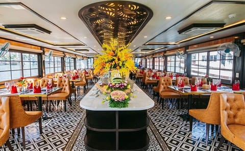 Luxury Day Cruise Experience in Halong Bay