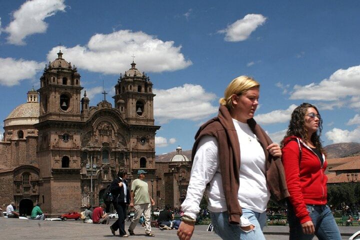 Touristes sur la place principale de Cusco