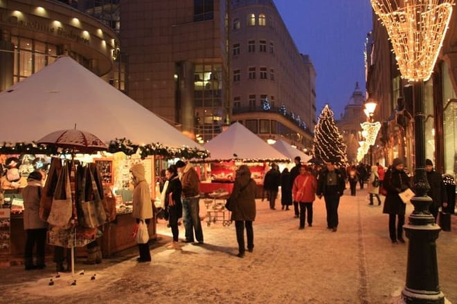 Private Budapest Christmas Market guided tour and Danube Evening cruise package photo 5