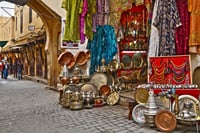 Craft soups of the medina of Fez, exhibitor carved copper, traditional jewelry and colorful textiles, reflection of Moroccan know-how in the heart of a UNESCO classified site.