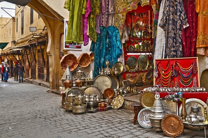 Craft soups of the medina of Fez, exhibitor carved copper, traditional jewelry and colorful textiles, reflection of Moroccan know-how in the heart of a UNESCO classified site.