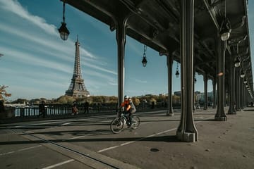 Photoshoot Walking Tour at Bir-Hakeim Bridge in Paris