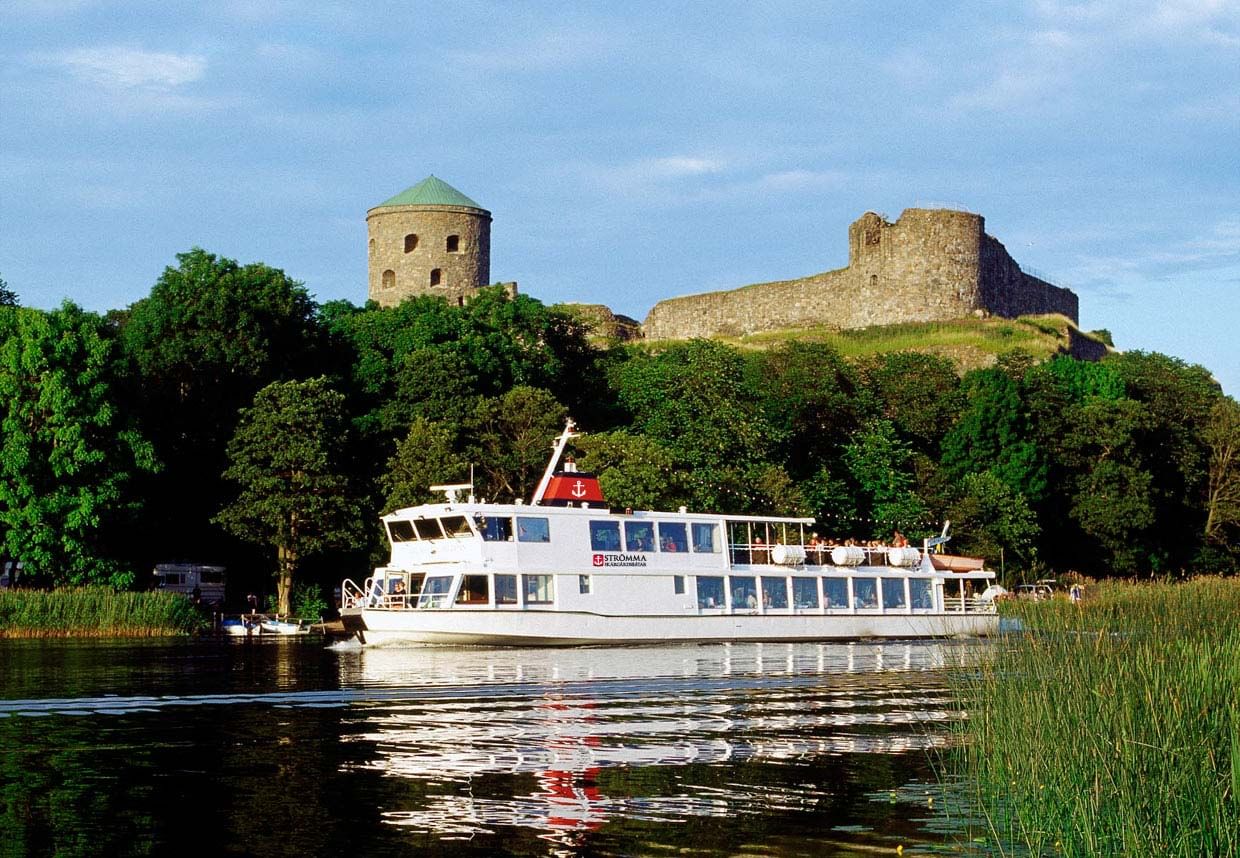Sail past Älvsborg Fortress, a 17th-century fort with Emo Tours Sweden
