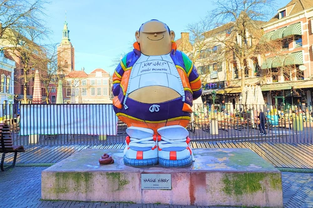 Passing the statue of Haagse Harry during the city game by Qugato in The Hague.