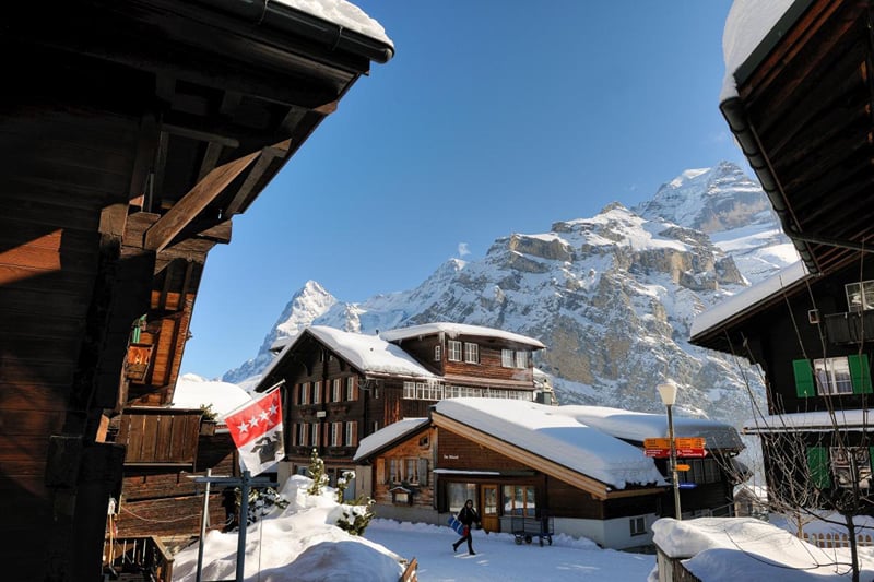 Os chalés de madeira de Mürren cobertos de neve, na vila sem carros.