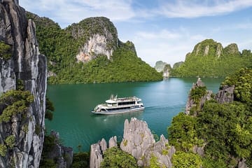 Halong Bay Luxury Cruise Day Trip with Hercules From Hanoi: