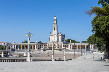 Small Group Tour to Pena Palace, Fátima & Nazaré from Lisbon