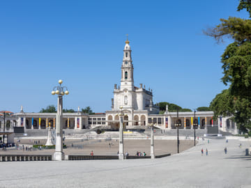 Small Group Tour to Pena Palace, Fátima & Nazaré from Lisbon