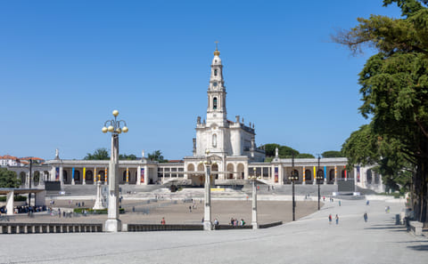 Small Group Tour to Pena Palace, Fátima & Nazaré from Lisbon