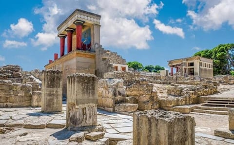 Heraklion Coach Tour to Knossos Palace and Minoan Heritage