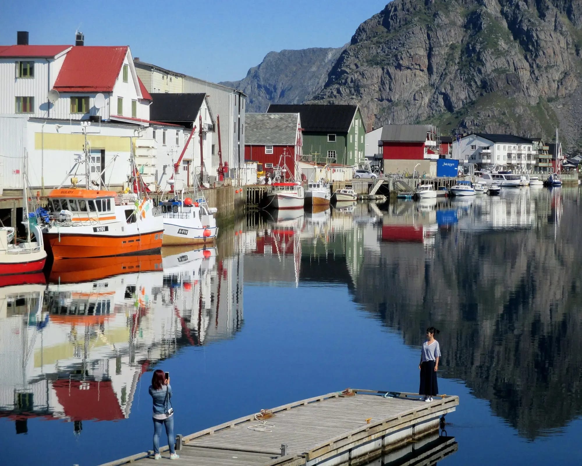 La gente vive li` per le correnti calde delle acque lambiscono i centri abitati.