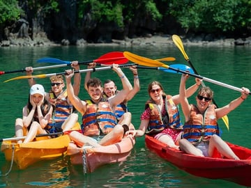Kayking in Halong