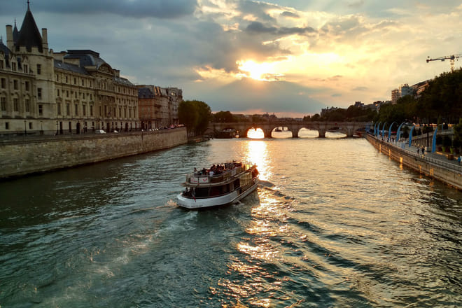Paris: Small-group Seine River Cruise & Eiffel Tower Skip-the-Line Visit photo 4