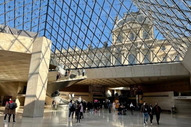 Private Paris Highlights Tour: Notre-Dame, Louvre  & Seine River Cruise