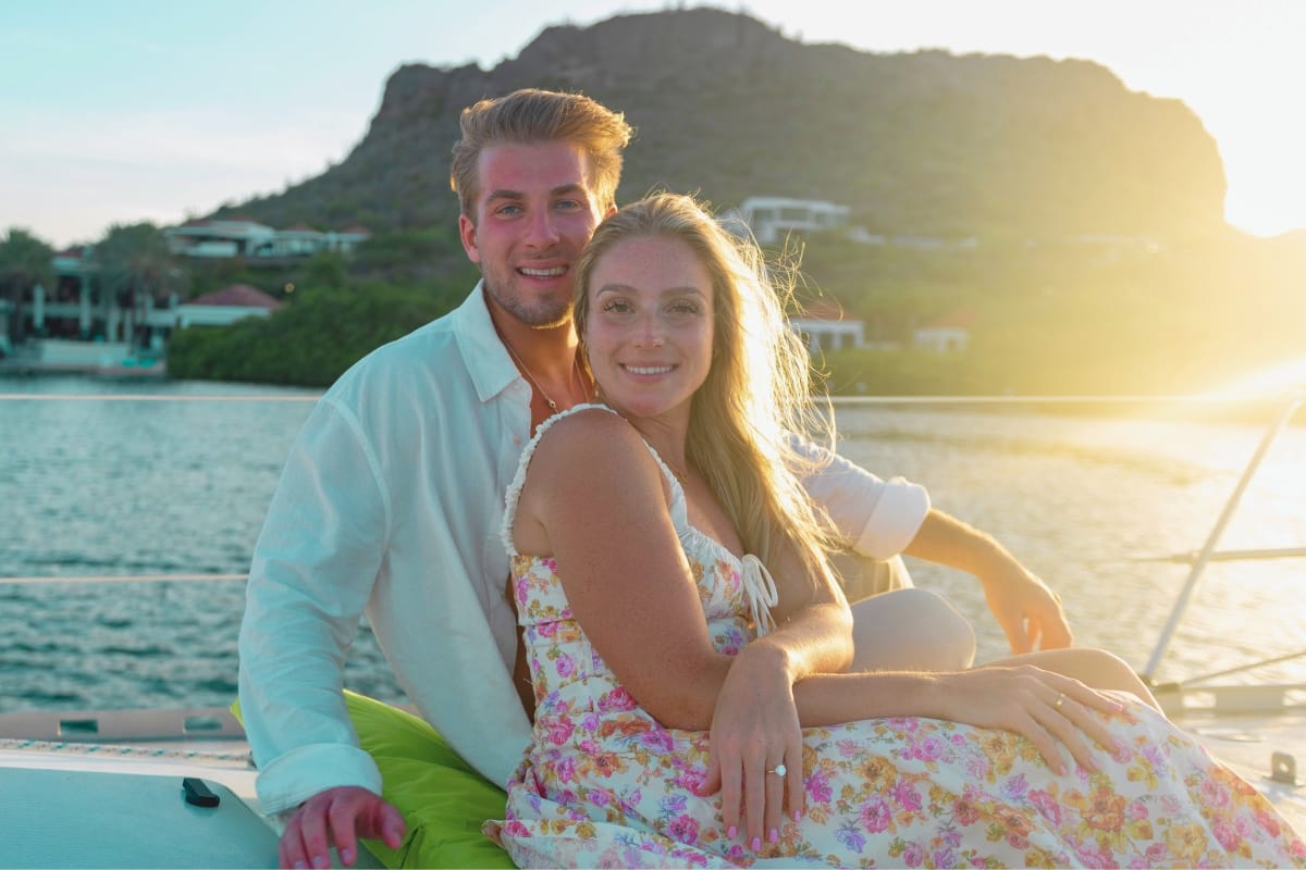 Happy couple celebrating private day tour on sailing yacht with Maxie Sailing Curacao