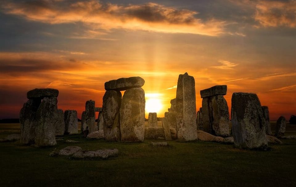 Stonehenge Day Trip from London with Guided Tour