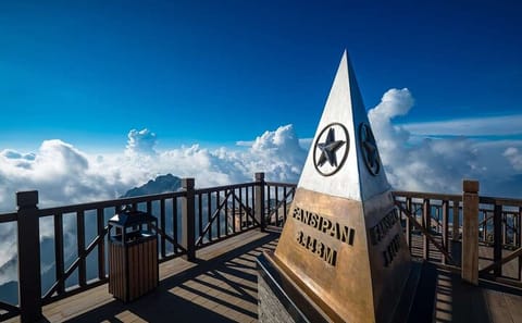 Fansipan Summit Trek 2-Day Tour from Hanoi to Sapa