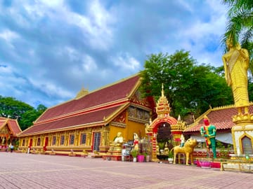 Vientiane city tour with Patuxay Monument visit
