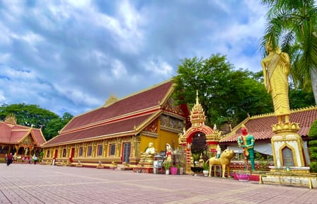 Vientiane city tour with Patuxay Monument visit