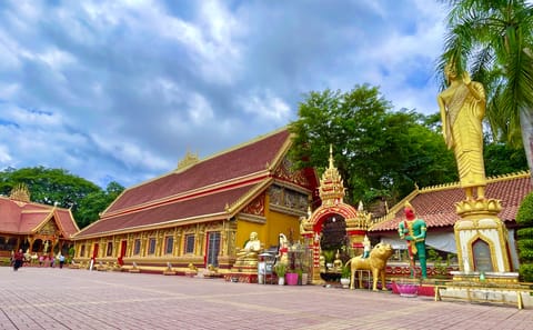 Vientiane city tour with Patuxay Monument visit