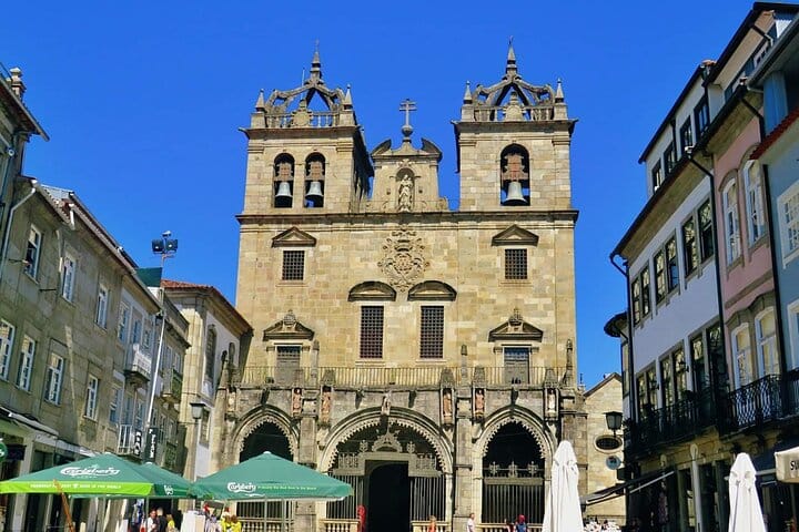 BRAGA E GUIMARÃES: Private Historic Tour from Porto